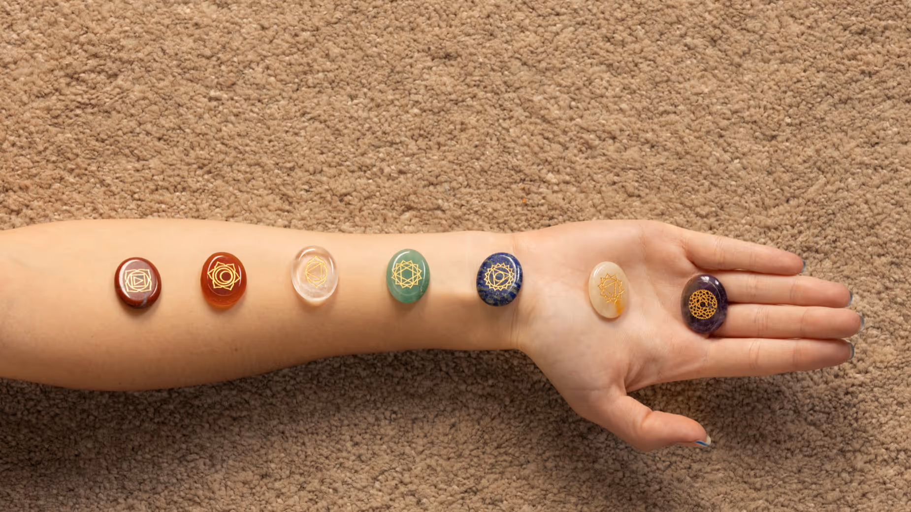 photos bras avec pierre représantant les 7 chakras